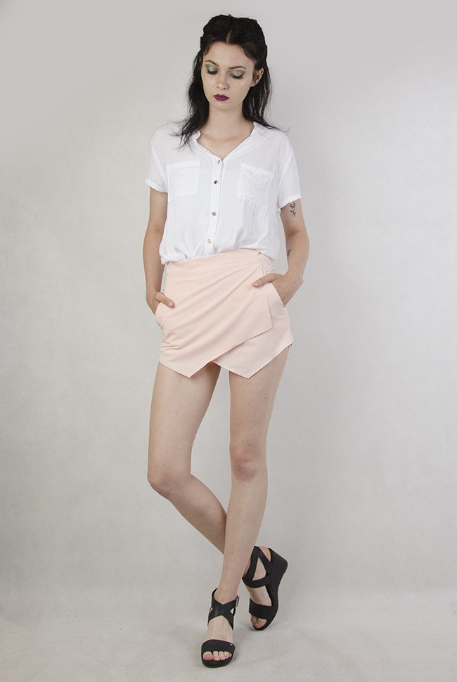 Jasnoróżowe spodenki z zakładkami z przodu