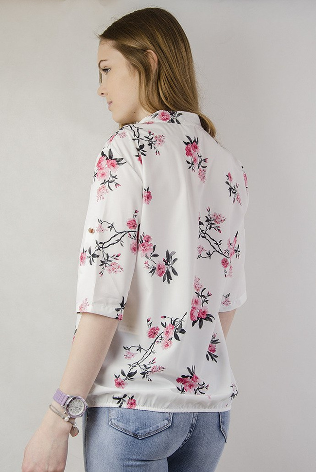 Biała bluzka w kwiaty, rękaw 3/4