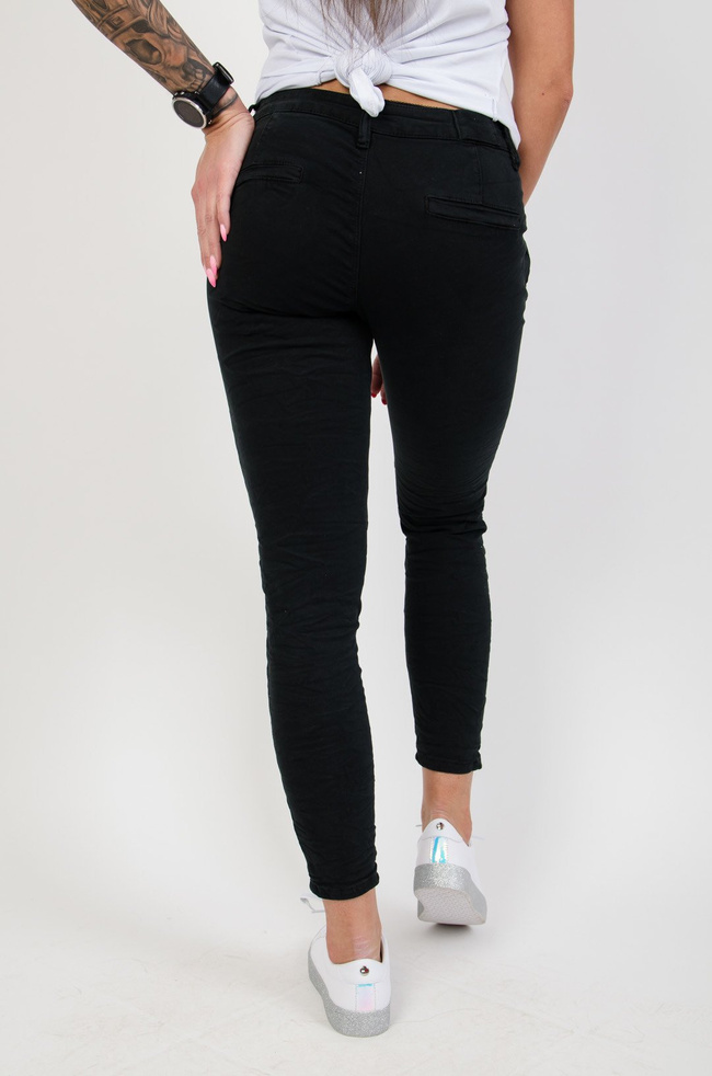 Czarne spodnie joggery z zamkami przy kieszeniach
