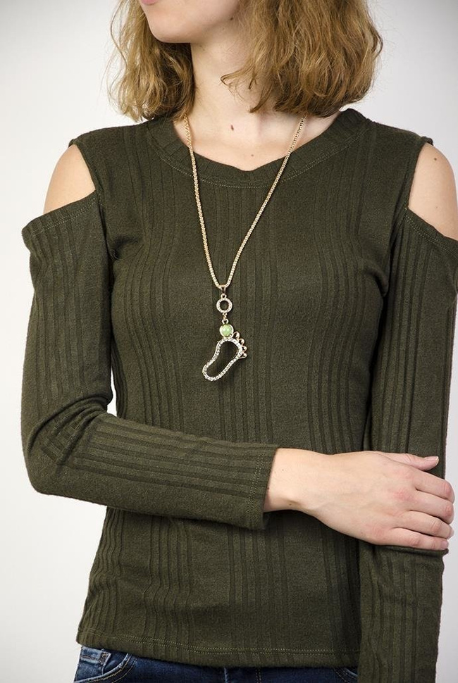 Zielona bluzka z wycięciami na ramionach + wisiorek