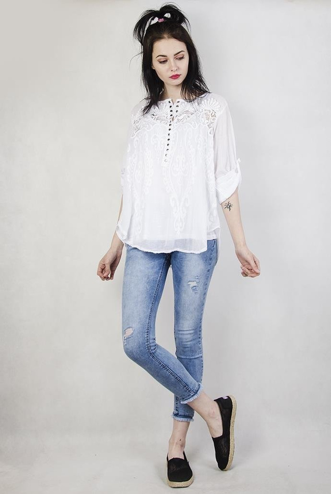 Biała bluzka koszulowa z ażurowym zdobieniem przy dekolcie