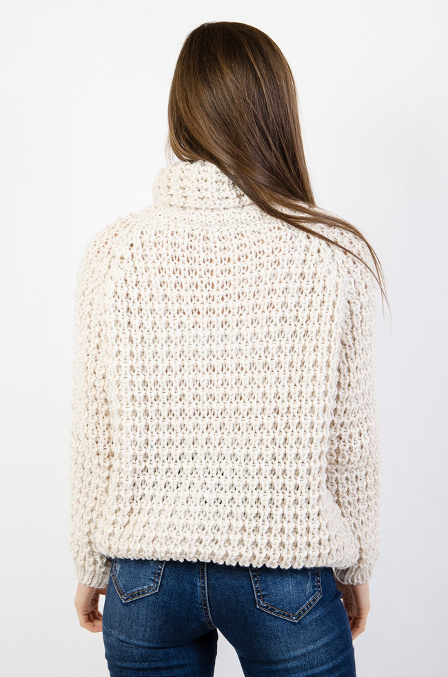 Beżowy sweter z golfem przeplatany srebrną nicią 