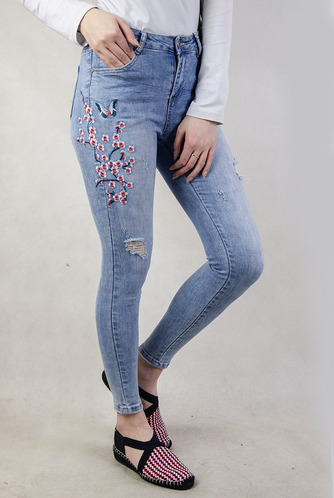 Jasne spodnie jeansowe z motywem kwiatowym