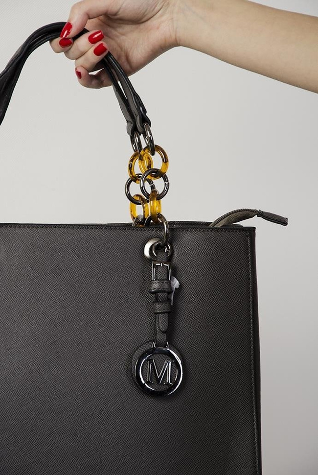 Szara duża torebka z zawieszką "M"
