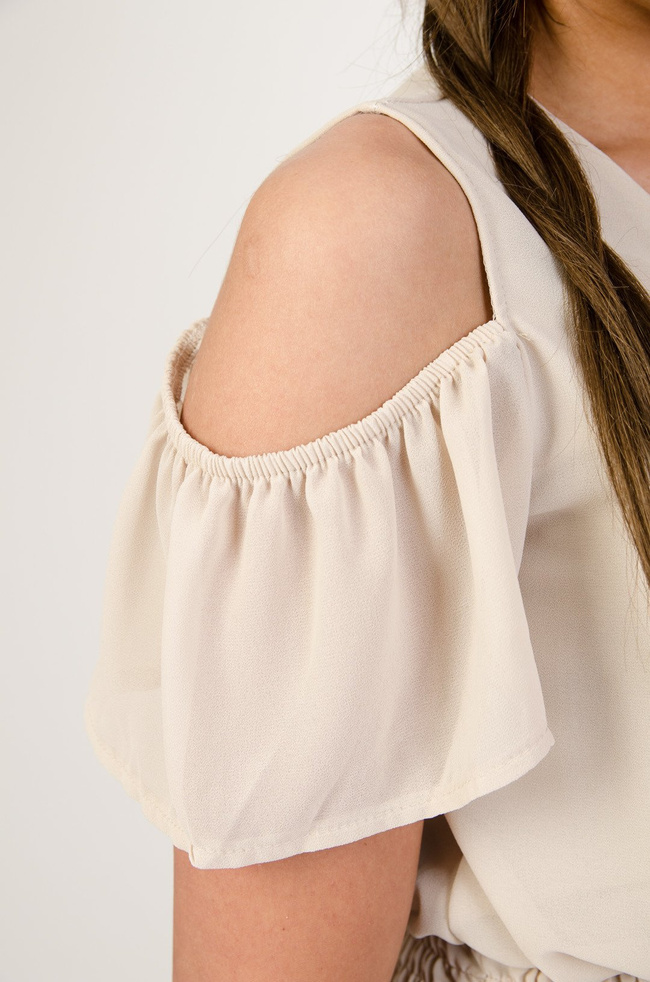 Beżowa sukienka z wiązaniem w dekolcie oraz gumą w pasie