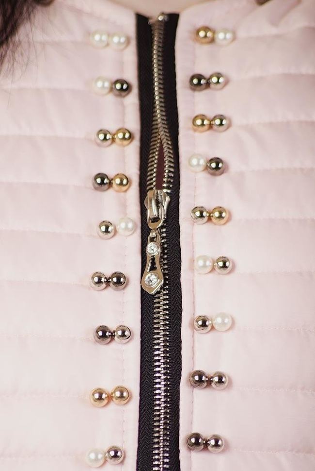 Pikowana jasnoróżowa kurtka z koralikami