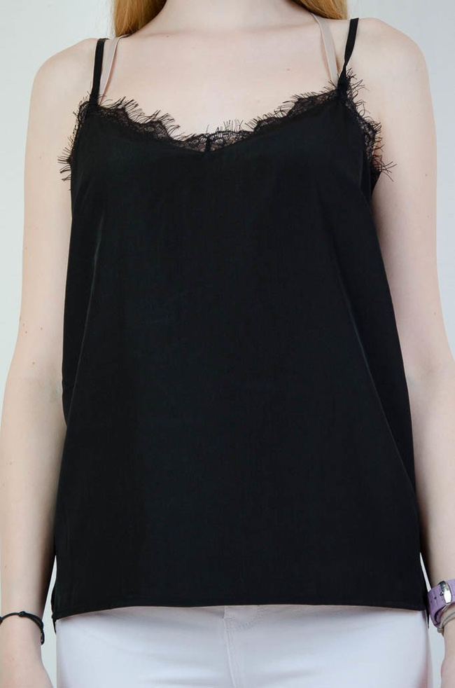 Czarny top z koronką z regulowanymi ramiączkami