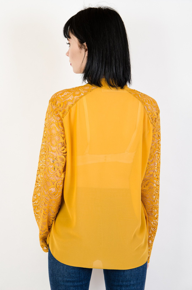 Musztardowa plisowana koszula z koronkowymi rękawami