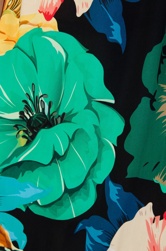 Zielona sukienka w kwiaty wiązana przy szyi