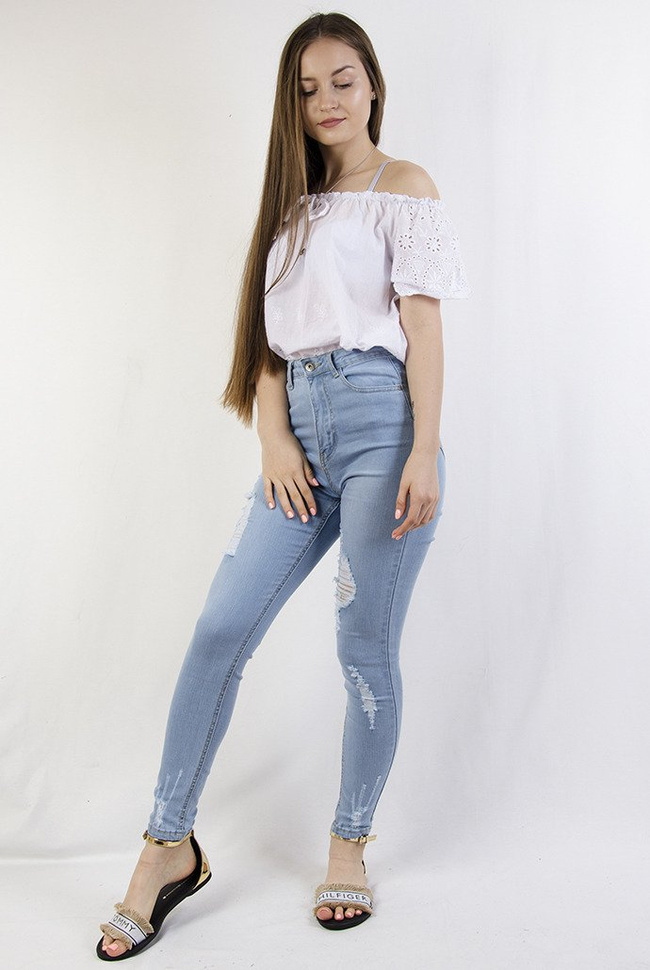 Jasne spodnie jeansowe z dużymi przetarciami