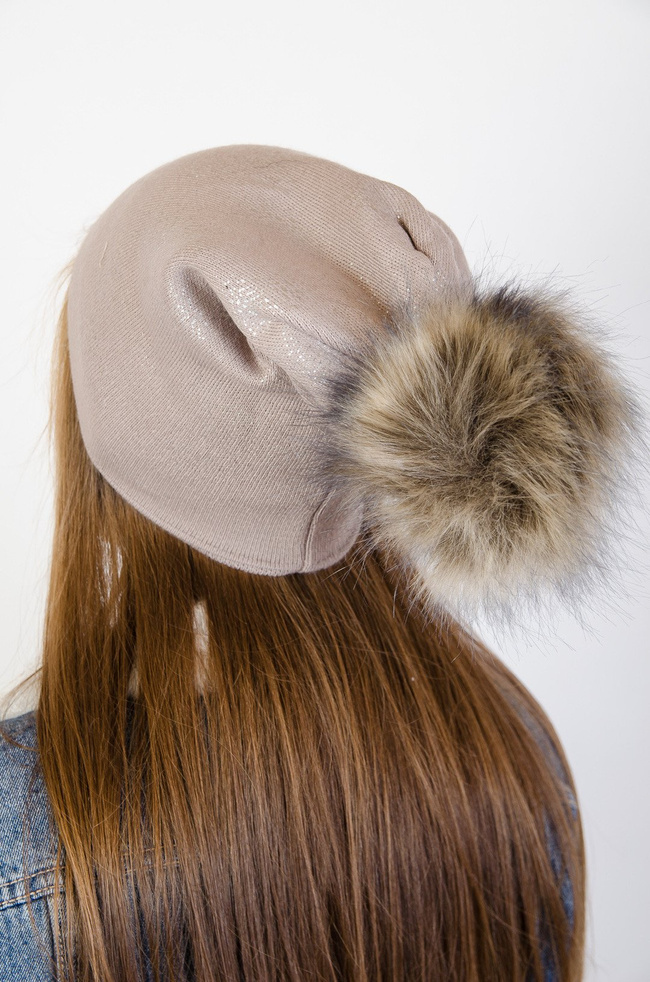 Beżowa czapka pokryta brokatem z pomponem