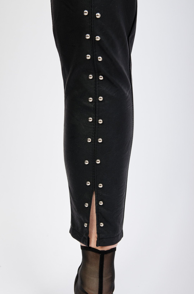 CZARNE WOSKOWANE SPODNIE Z DŻETAMI 