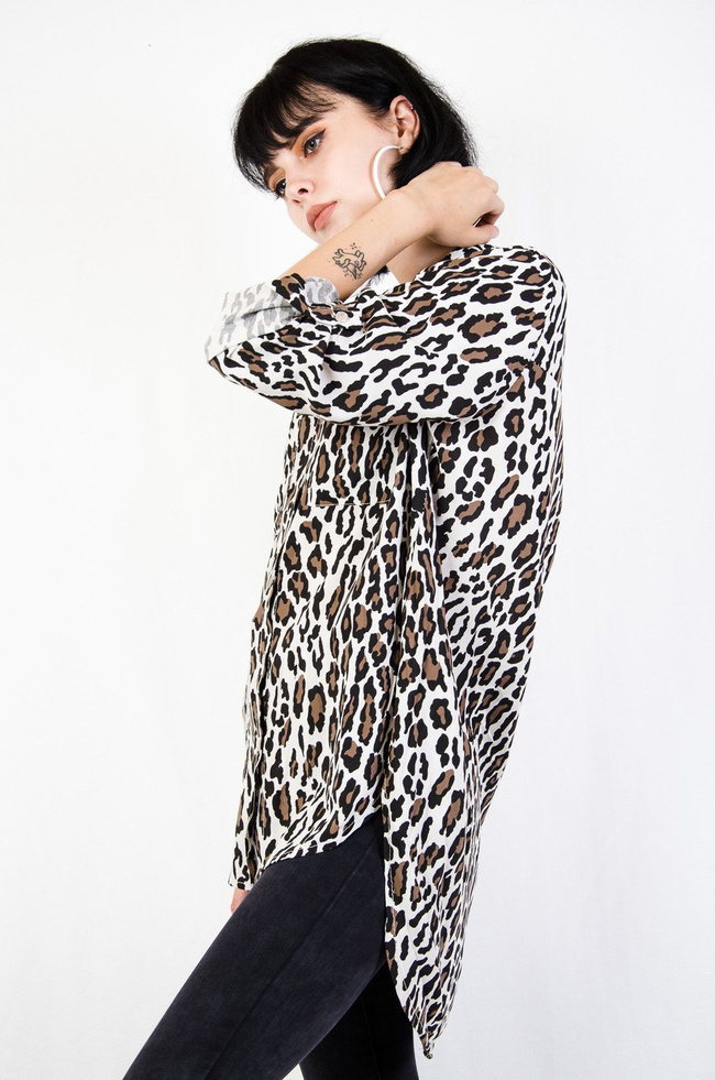 Asymetryczna koszula w panterkę z podwijanymi rękawami