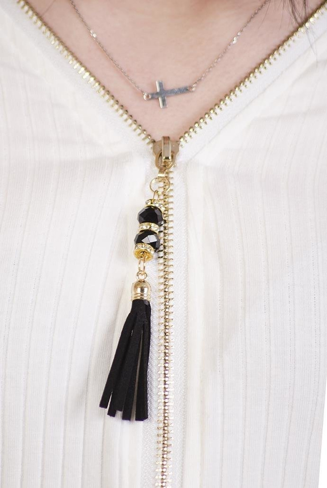 Biała prążkowana bluzka zapinana na zamek