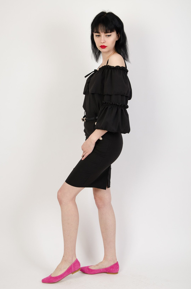 Czarna ołówkowa spódnica ze złotymi guzikami