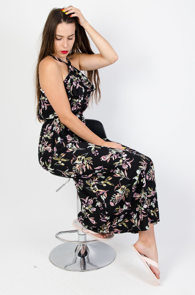 Czarna sukienka z dekoltem pod szyję