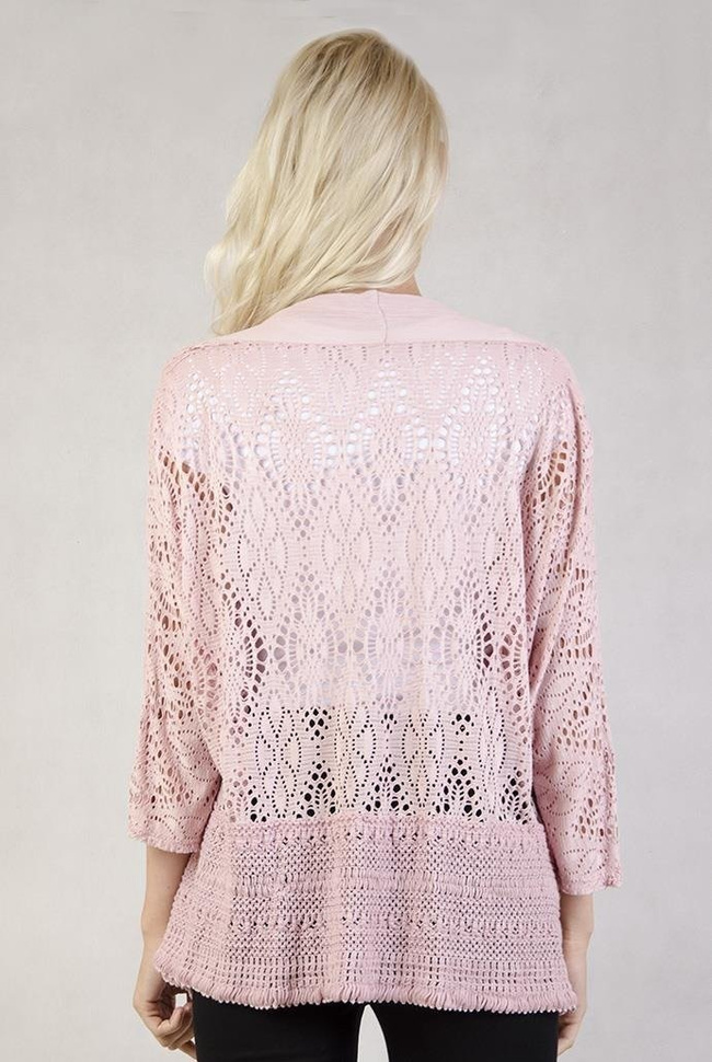 Koronkowa narzutka z szerokim plecionym pasem na dole różowa