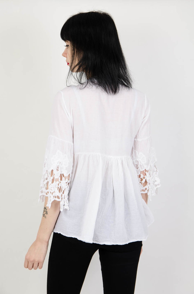 Biała  bluzka z ażurowymi elementami 