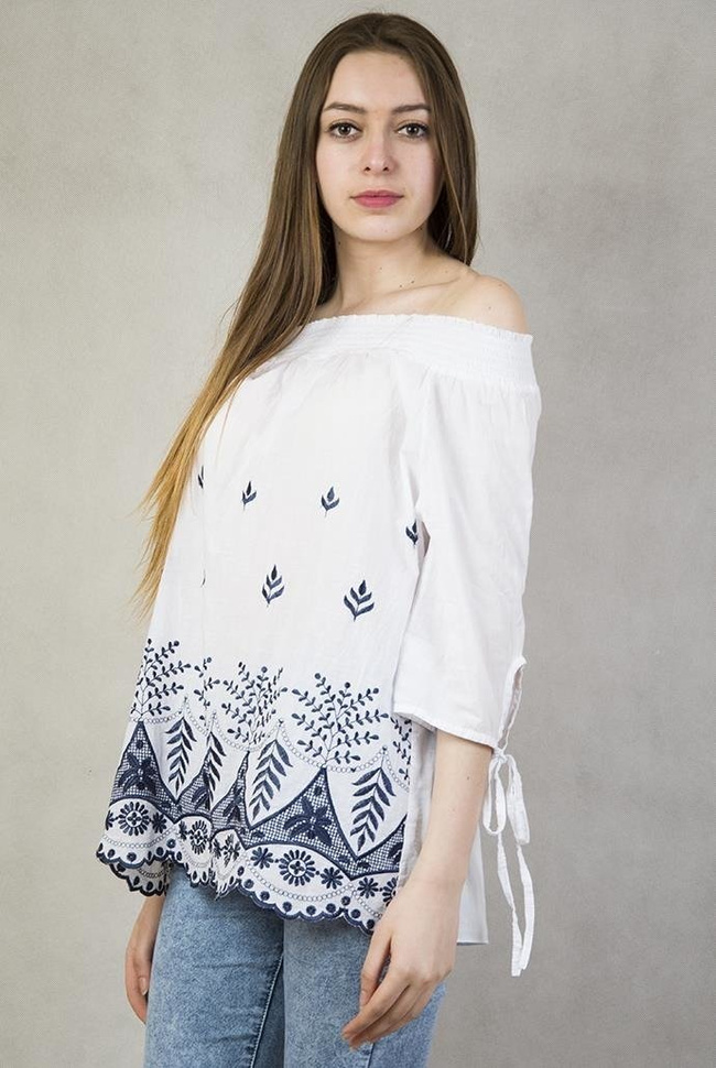 Biała bluzka z granatowym haftem