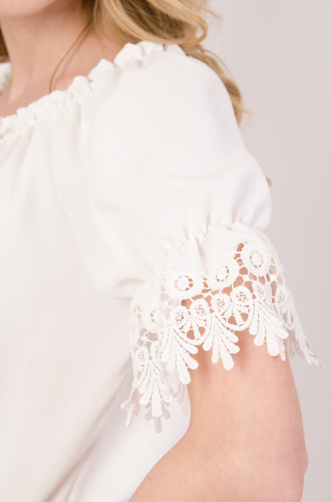 Biała bluzka hiszpanka z koronkowymi wstawkami