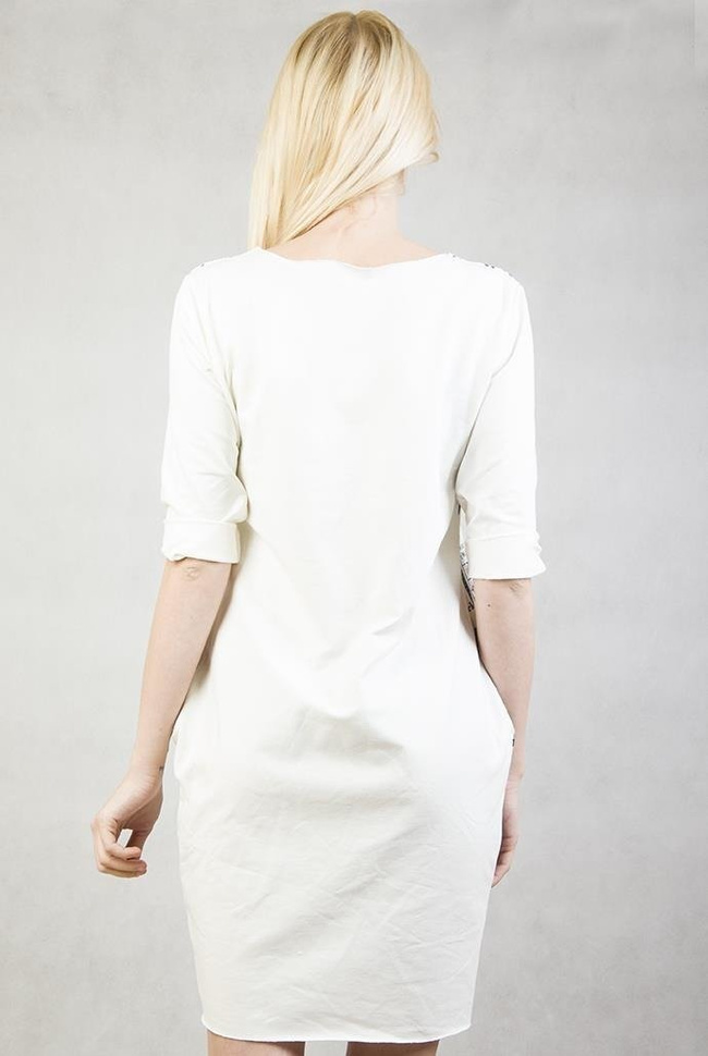 Biała tunika z napisami