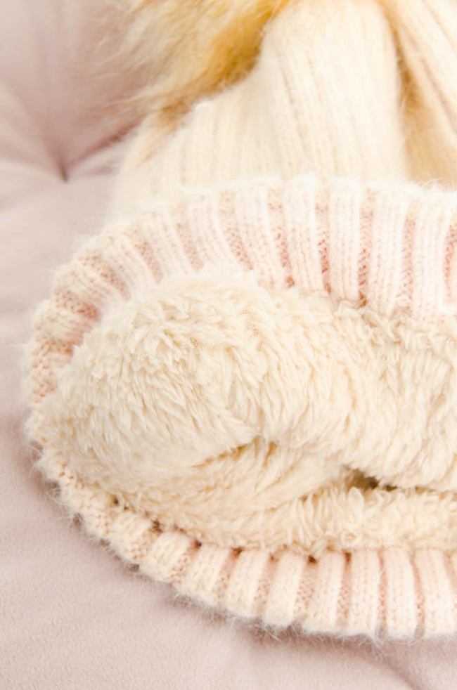 BEŻOWA OCIEPLANA CZAPKA Z PRZYPINKĄ 