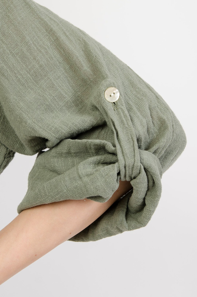 Zielona narzutka z kapturem oraz kieszeniami