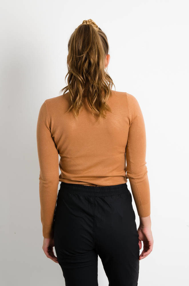 CIEMNO BRĄZOWY GŁADKI GOLF Z PRĄŻKOWANYM ZAKOŃCZENIEM