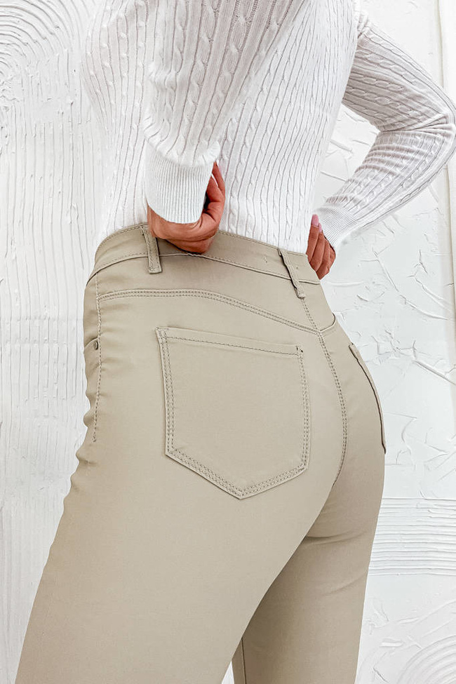 BEŻOWE SPODNIE WOSKOWANE Z WYSOKIM STANEM- IMITACJA SKÓRY