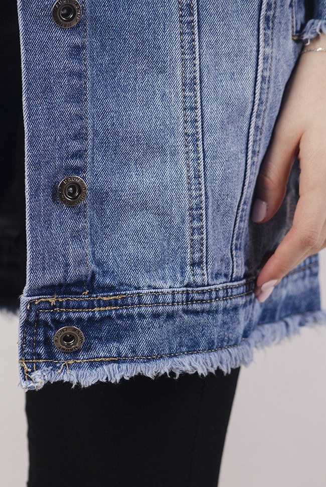 Ciemna kurtka jeansowa przedłużana z szarpaniem na dole