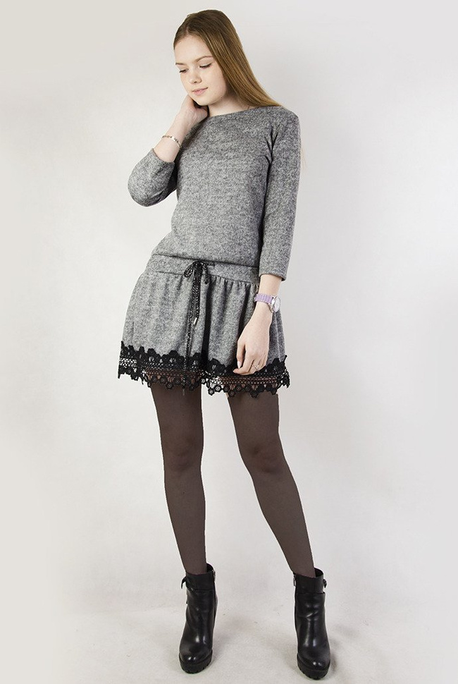 Ciemnoszara sukienka z wiązaniem w pasie oraz koronka na rękawach