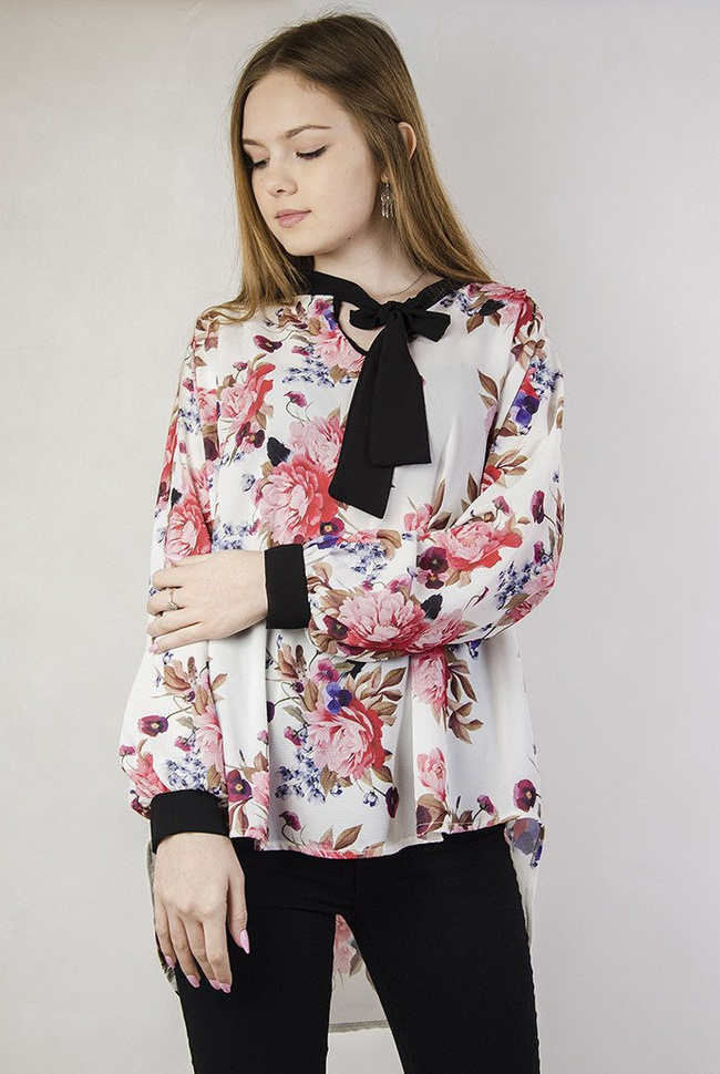 Biała bluzka w kwiaty wiązana przy dekolcie