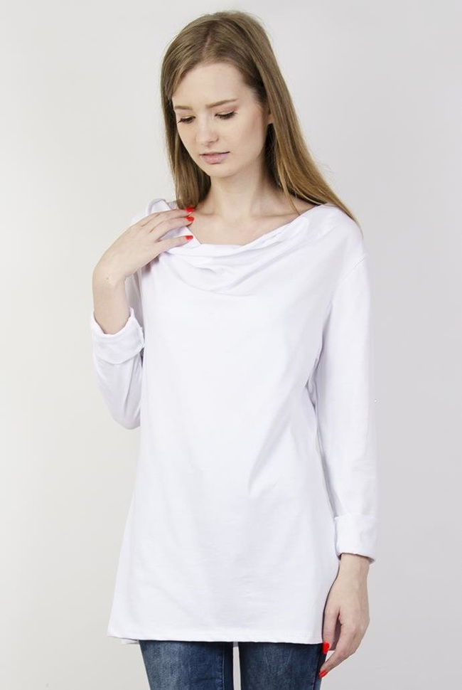 Biała bluzka z dekoltem i podwiniętymi rękawami