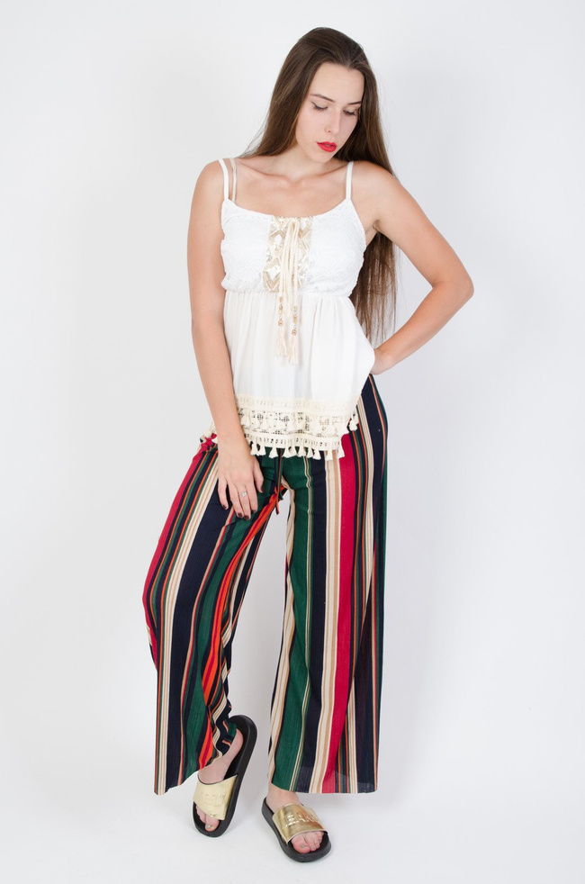 Biała bluzka z ażurowym dekoltem i złotymi cekinami 