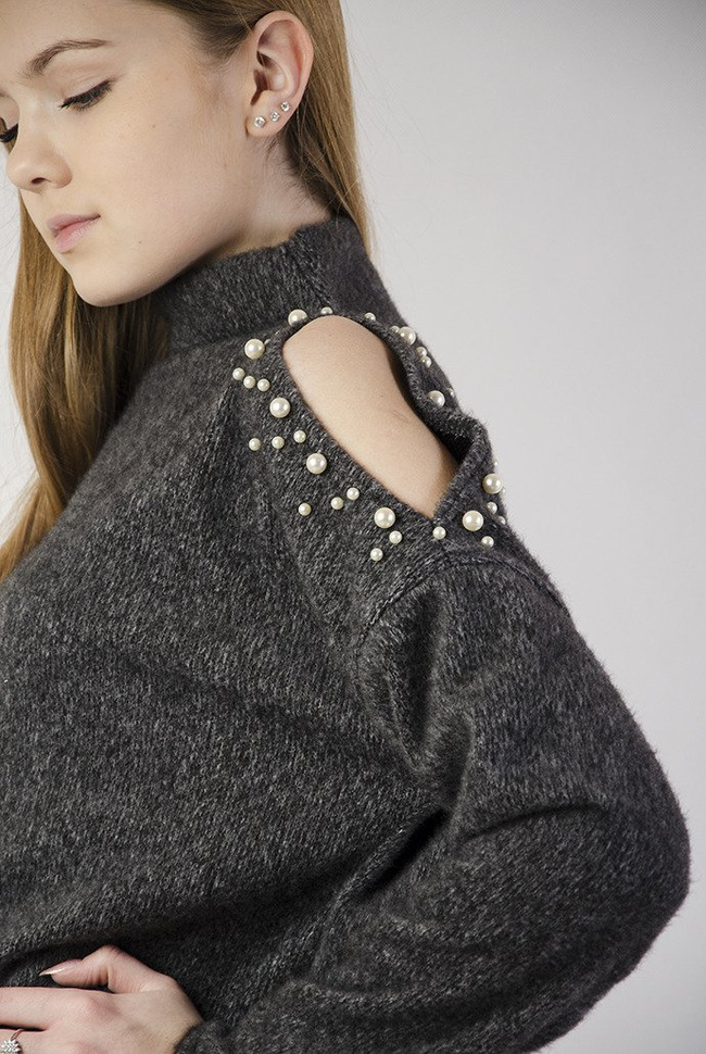 Ciemnoszary sweterek z odkrytymi ramionami