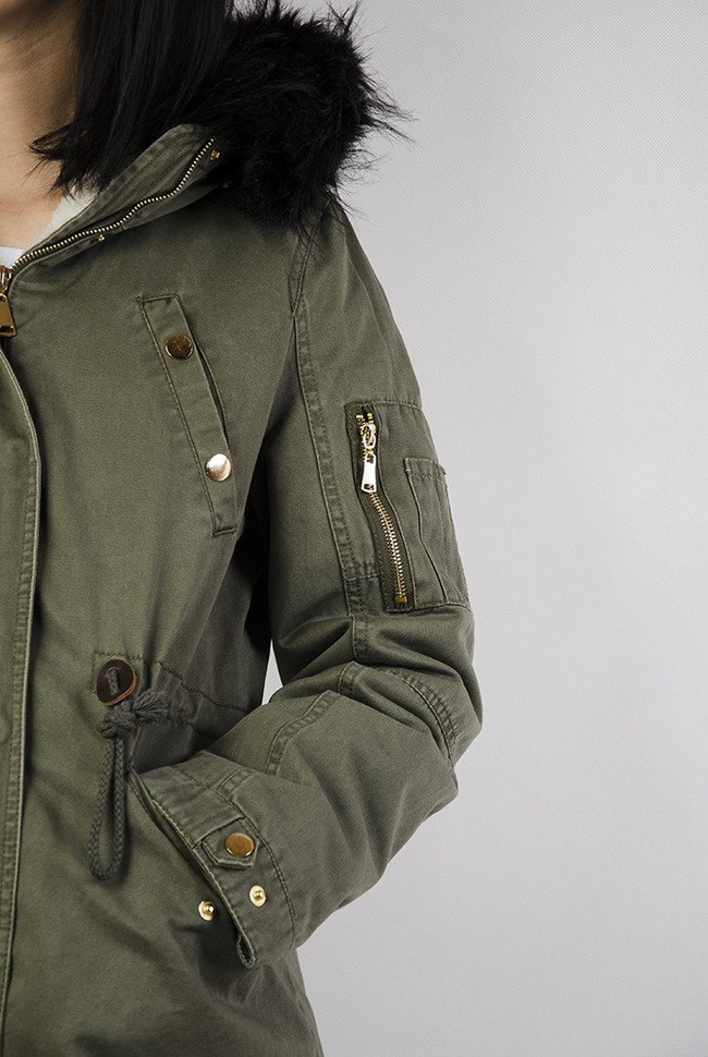 Khaki kurtka parka z czarnym futerkiem
