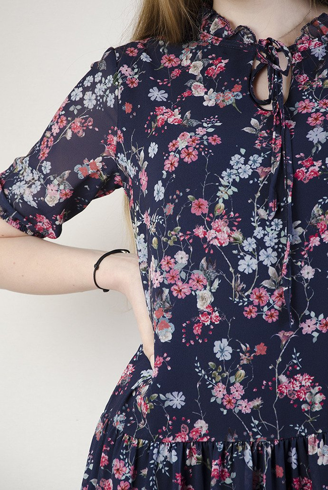 Zwiewna granatowa sukienka w kwiaty z wiązaniem przy szyi