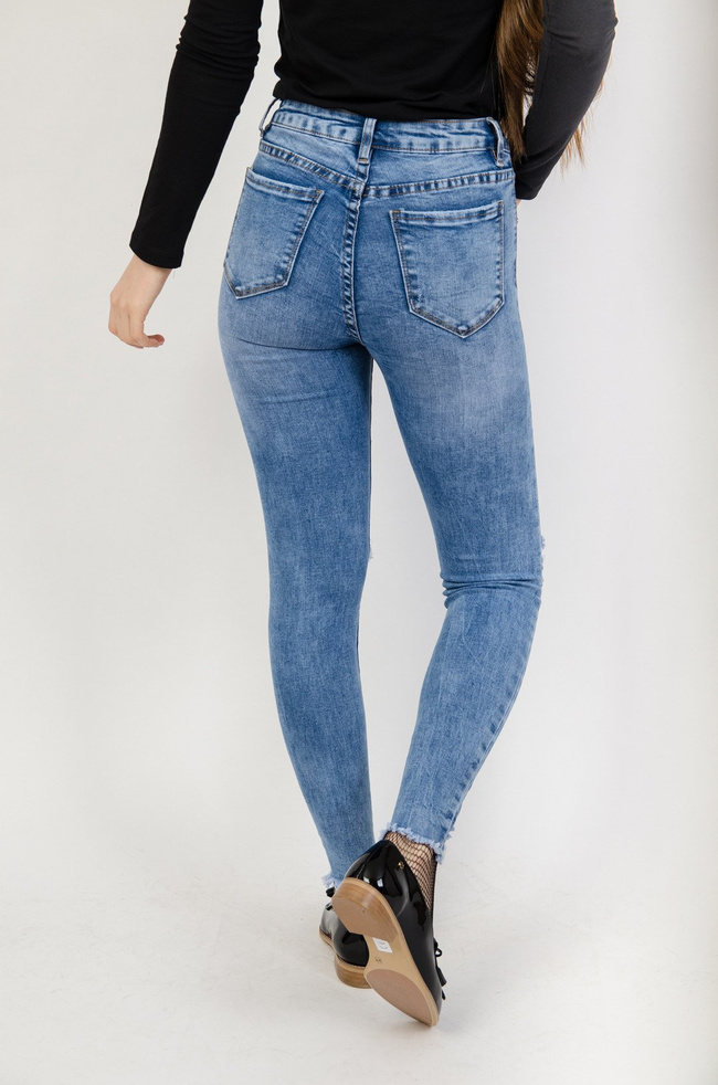 Jasne spodnie jeansowe z dziurami