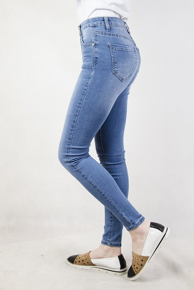 Jasne spodnie jeansowe z wysokim stanem