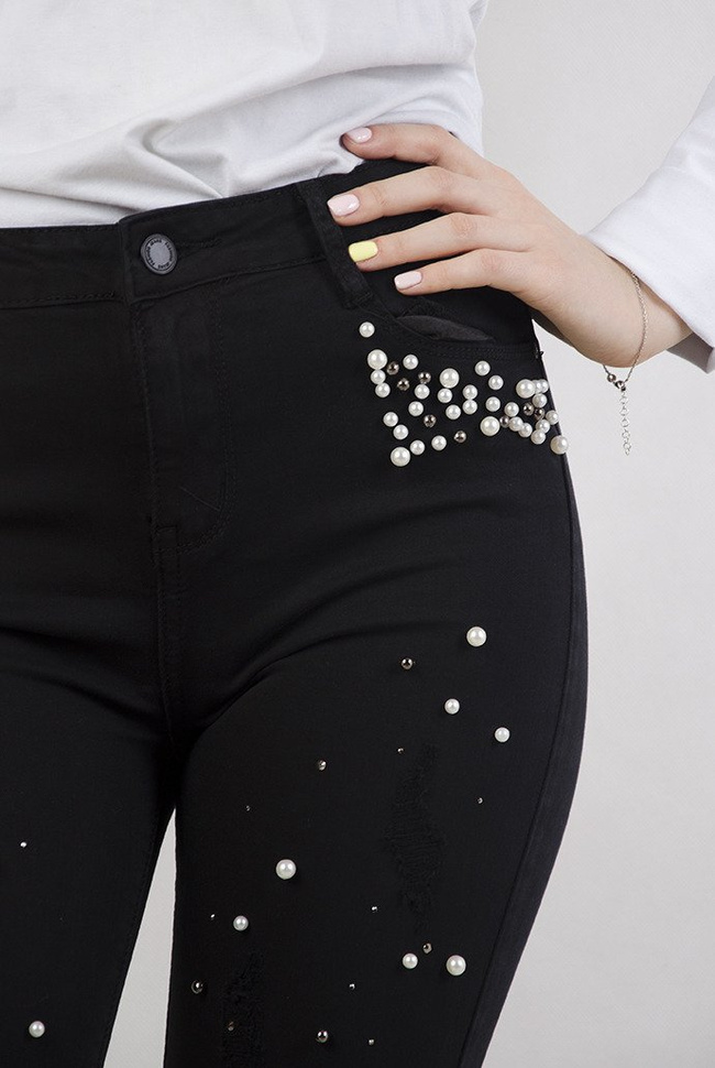 Czarne spodnie z przetarciami oraz koralikami