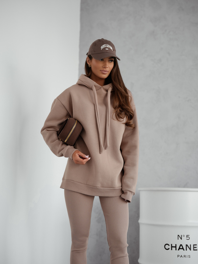 KOMPLET LEGGINSY PRĄŻKOWANE+ BLUZA OVERSIZE Z KAPTUREM- CAPPUCCINO