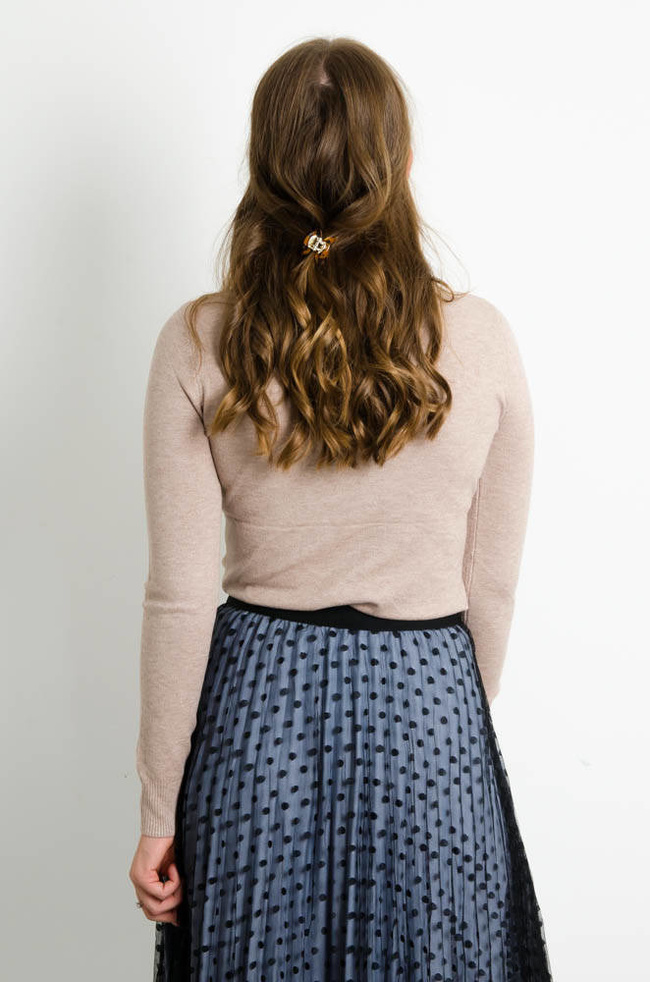 BEŻOWY GŁADKI GOLF Z PRĄŻKOWANYM ZAKOŃCZENIEM