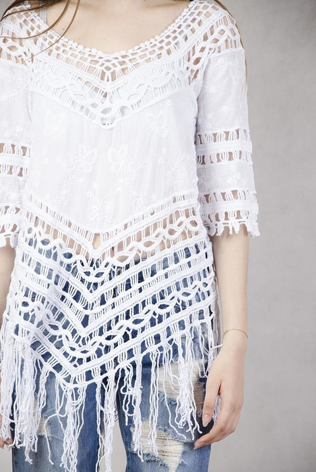 Biała ażurowa bluzka z frędzlami