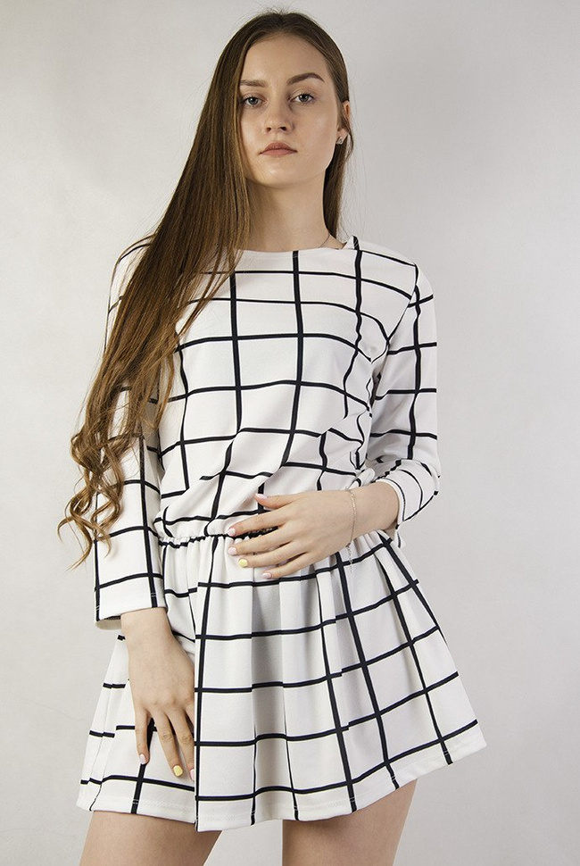 Biała sukienka w czarną kratę oraz gumką w pasie