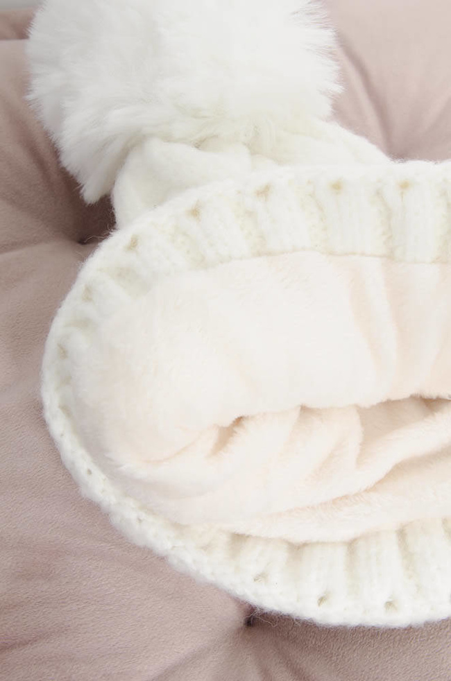 BIAŁA ZIMOWA CZAPKA PLECIONA Z POMPONEM