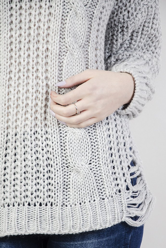 Szary sweter z szarpaniami po bokach