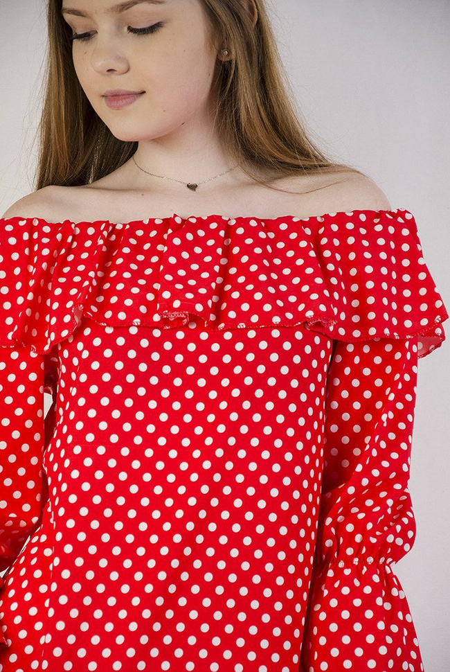 Czerwona bluzka z hiszpańskim dekoltem w grochy