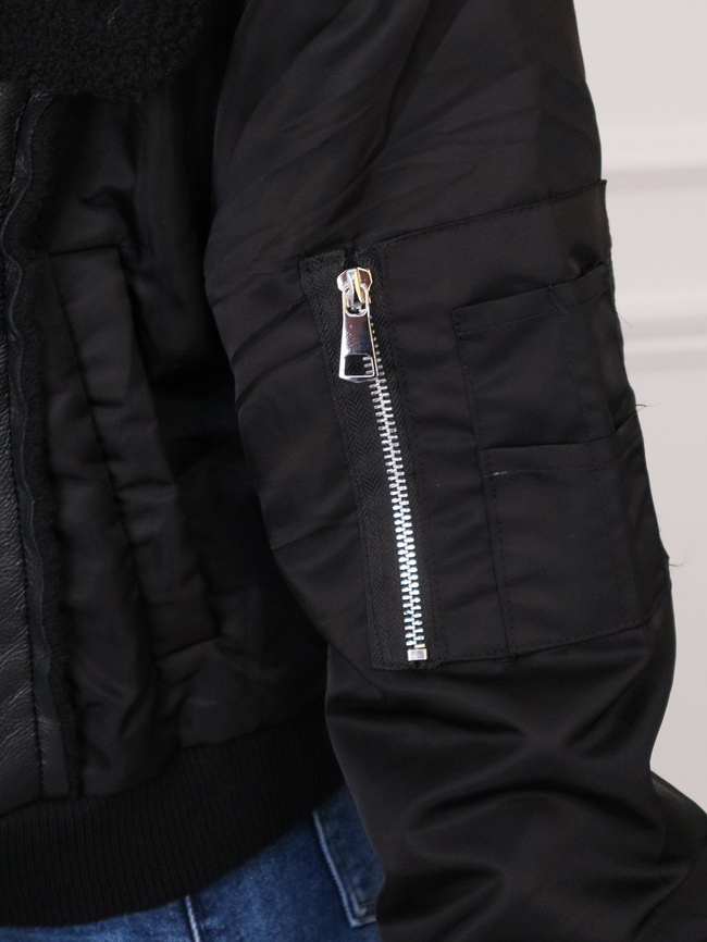 KURTKA BOMBERKA ZE WSTAWKAMI Z IMITACJI SKÓRY- CZARNA