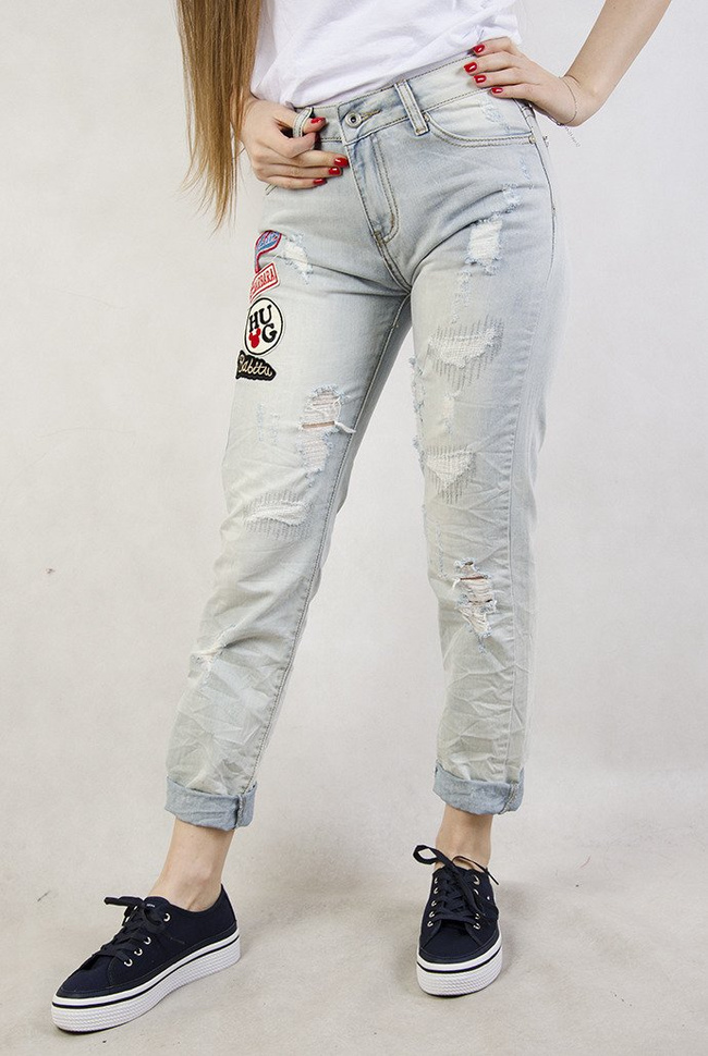 Jasne spodnie jeansowe typu boyfriend z naszywkami