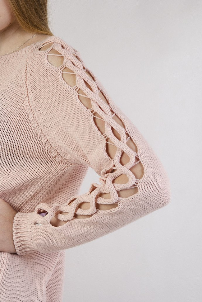 Różowy sweter z wycięciami przy rękawach